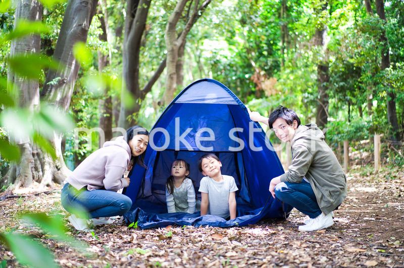 森でキャンプをするファミリー