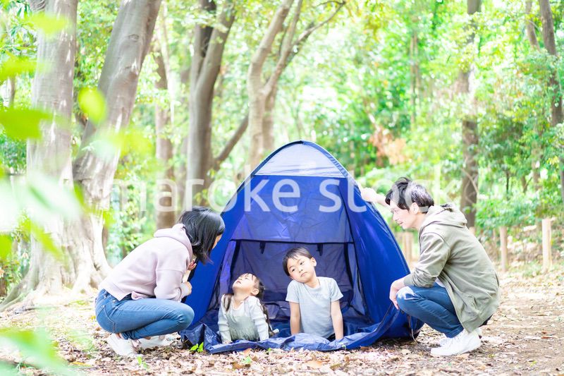 キャンプをするファミリー