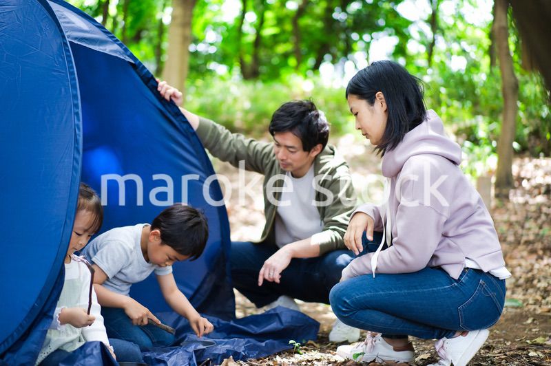 森でキャンプをするファミリー