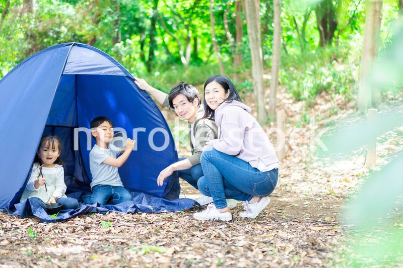 キャンプをするファミリー