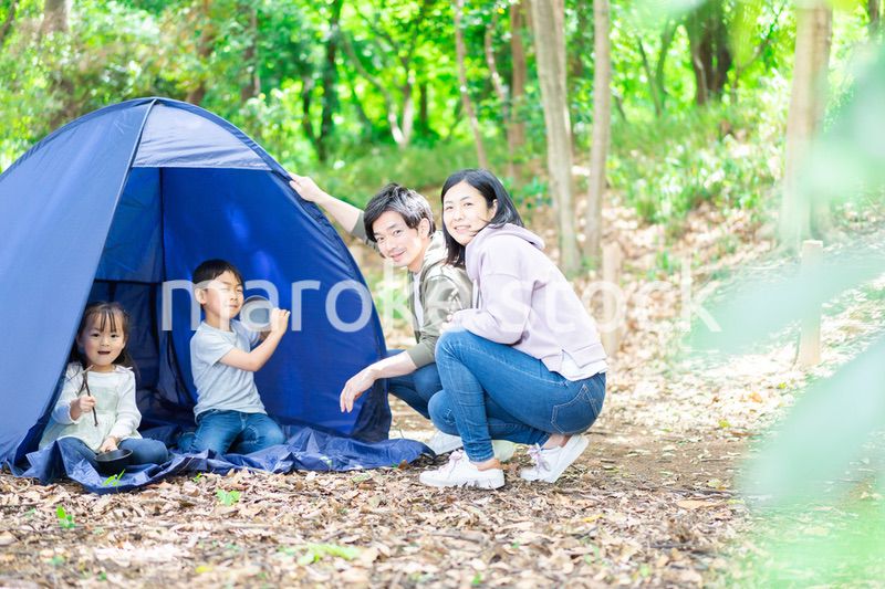 キャンプをするファミリー