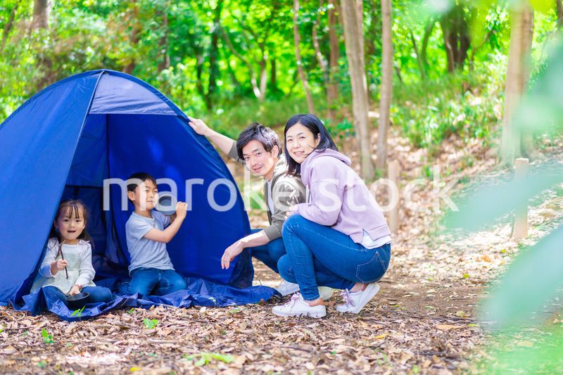 キャンプをするファミリー