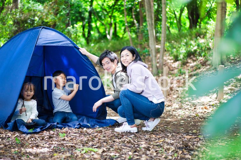 森でキャンプをするファミリー