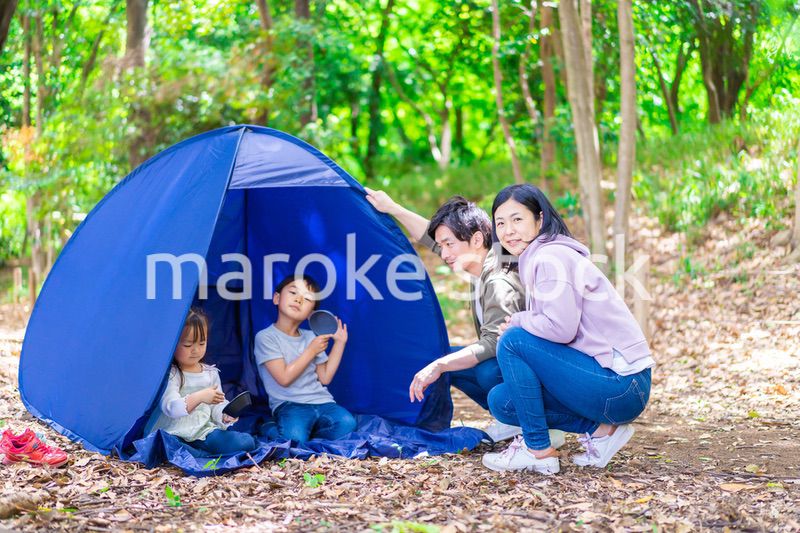 キャンプをするファミリー