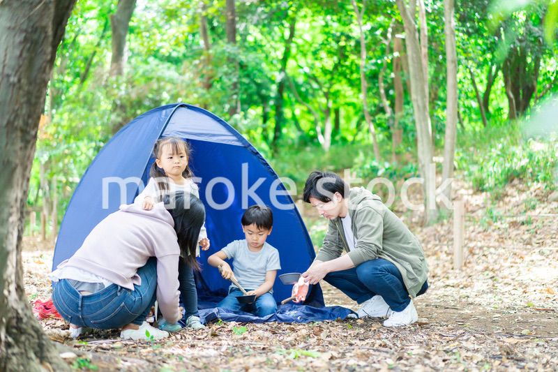 キャンプをするファミリー
