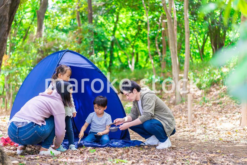 キャンプをするファミリー