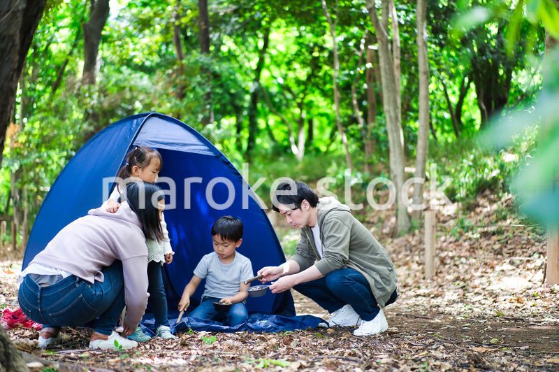 森でキャンプをするファミリー