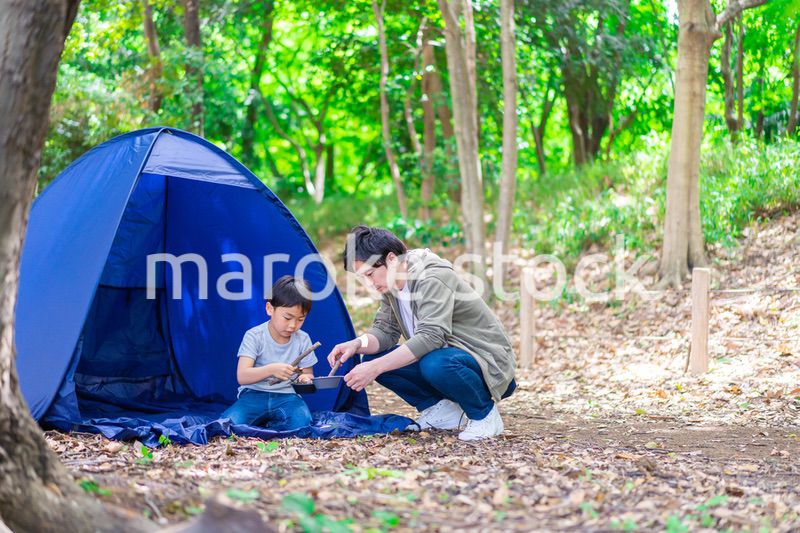 お父さんとアウトドアを楽しむ男の子