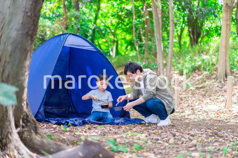 お父さんとアウトドアを楽しむ男の子