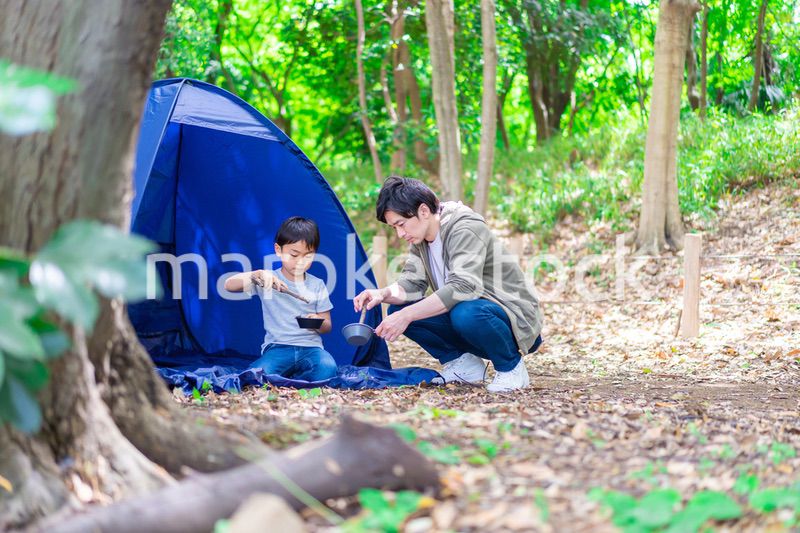 お父さんとアウトドアを楽しむ男の子