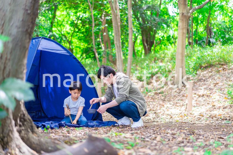 お父さんとアウトドアを楽しむ男の子
