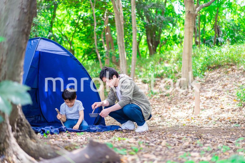 お父さんとアウトドアを楽しむ男の子