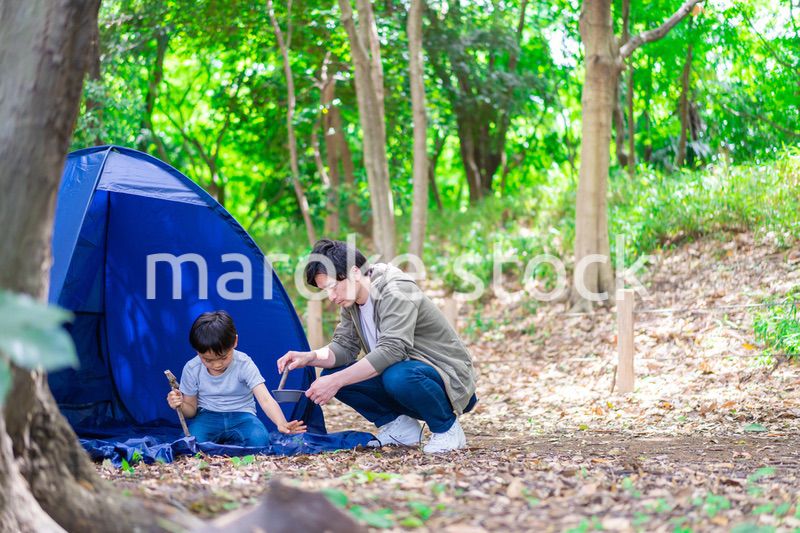 お父さんとアウトドアを楽しむ男の子