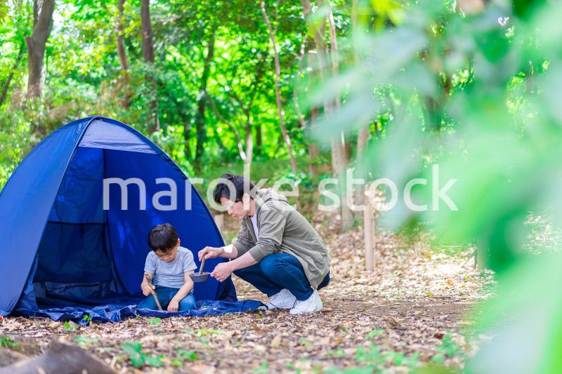 お父さんとアウトドアを楽しむ男の子