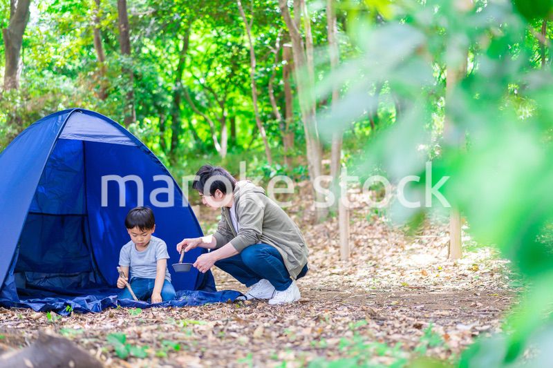 お父さんとアウトドアを楽しむ男の子