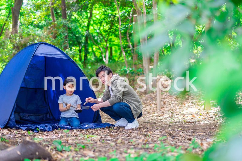 お父さんとアウトドアを楽しむ男の子
