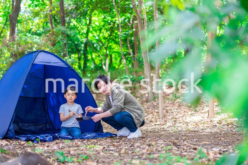 お父さんとアウトドアを楽しむ男の子