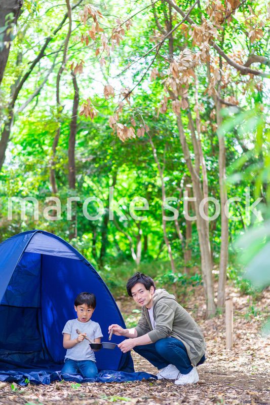 お父さんとアウトドアを楽しむ男の子