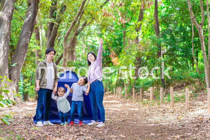 キャンプをするファミリー