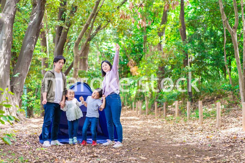 キャンプをするファミリー