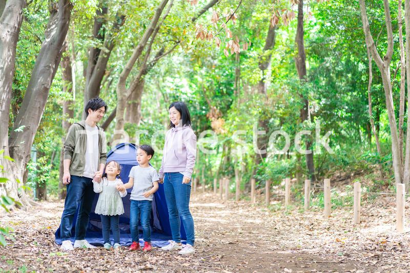 キャンプをするファミリー