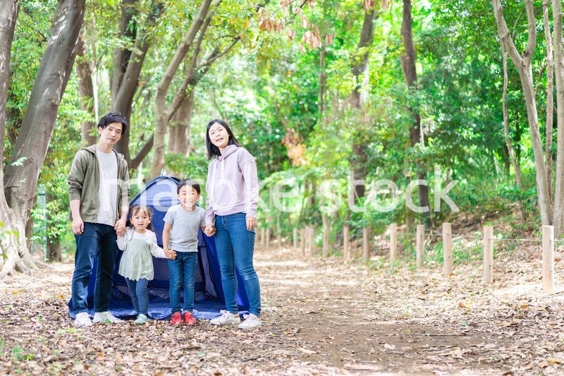 キャンプをするファミリー