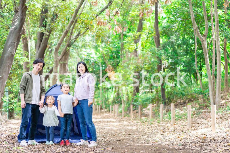 キャンプをするファミリー