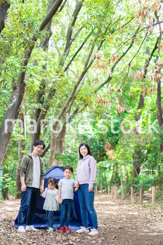 キャンプをするファミリー