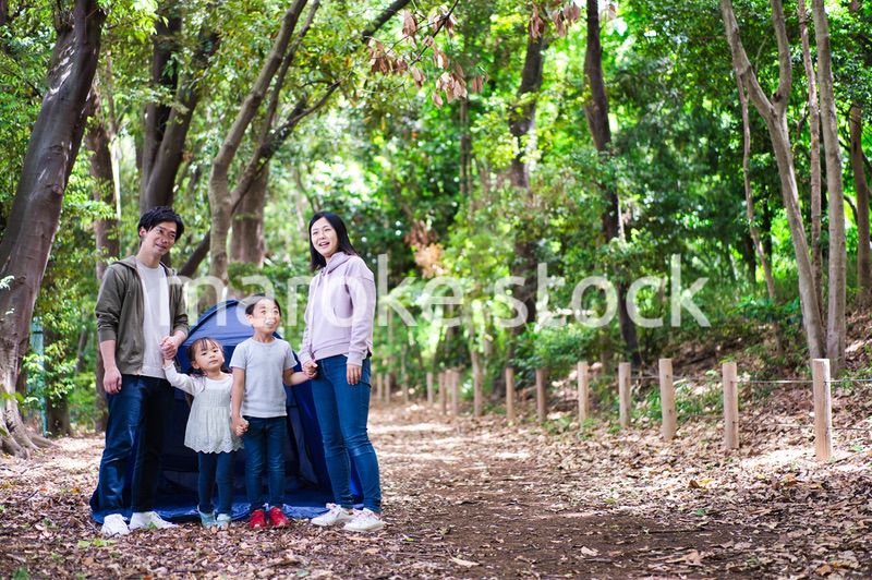 森でキャンプをするファミリー