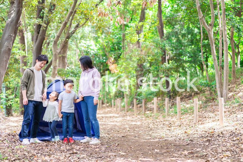 キャンプをするファミリー