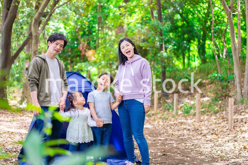 キャンプをするファミリー