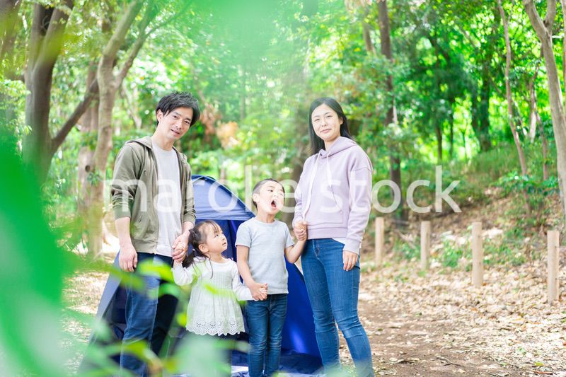 キャンプをするファミリー