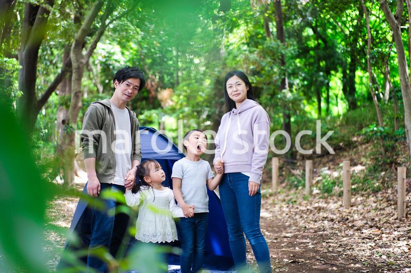 森でキャンプをするファミリー