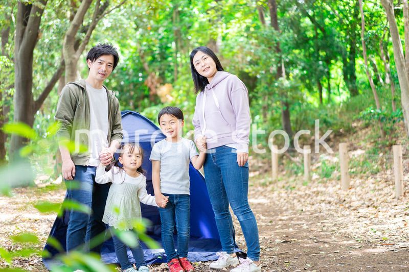 キャンプをするファミリー