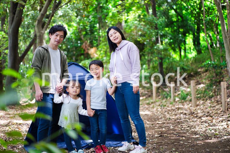 森でキャンプをするファミリー