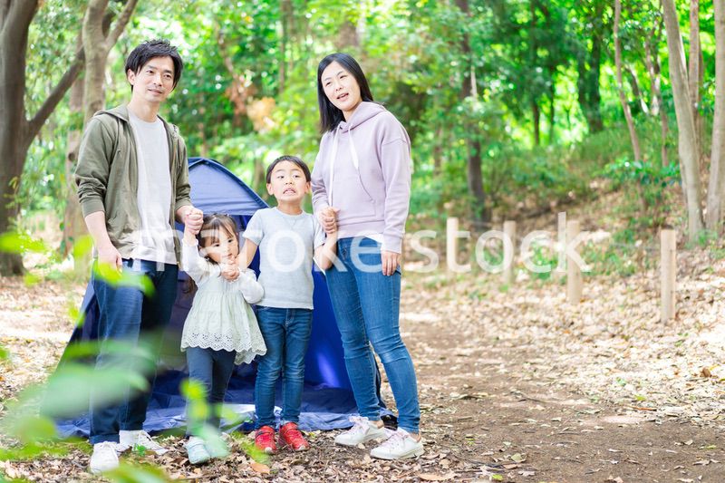 キャンプをするファミリー