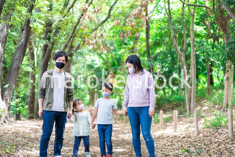 マスクをしてアウトドアを楽しむ家族