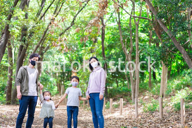 マスクをしてアウトドアを楽しむ家族