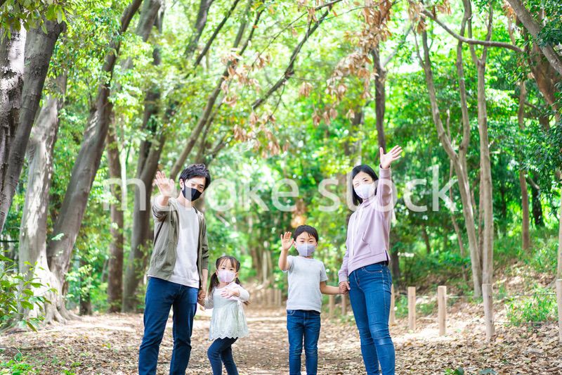 マスクをしてアウトドアを楽しむ家族
