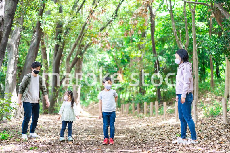 マスクをしてアウトドアを楽しむ家族