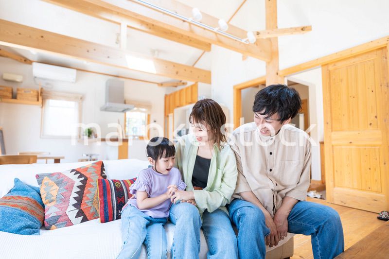おうちで楽しく過ごす家族