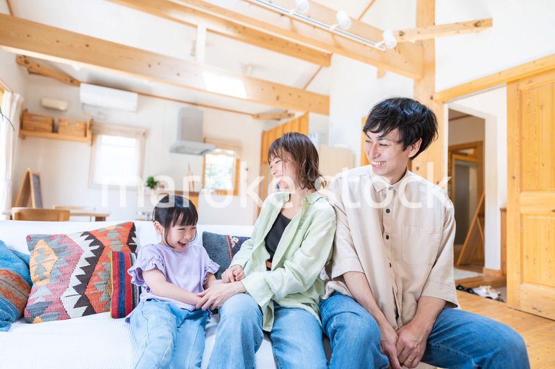 おうちで楽しく過ごす家族