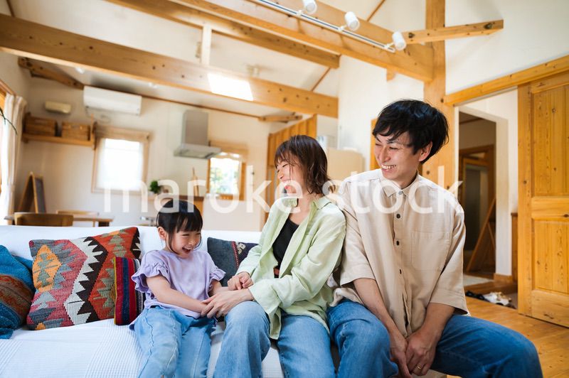 おうちで仲良く遊ぶ幸せなファミリー