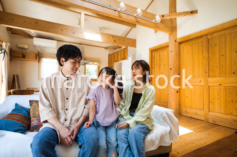 おうちで仲良く遊ぶ幸せなファミリー