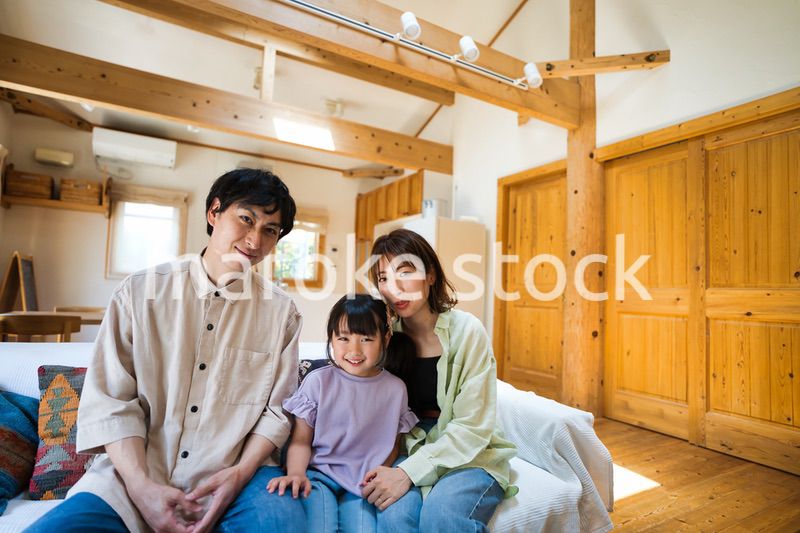 おうちで仲良く遊ぶ幸せなファミリー