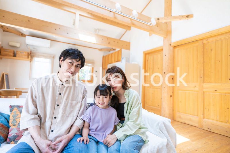 おうちで楽しく過ごす家族