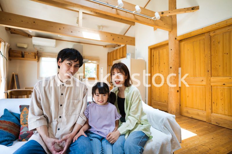 おうちで仲良く遊ぶ幸せなファミリー