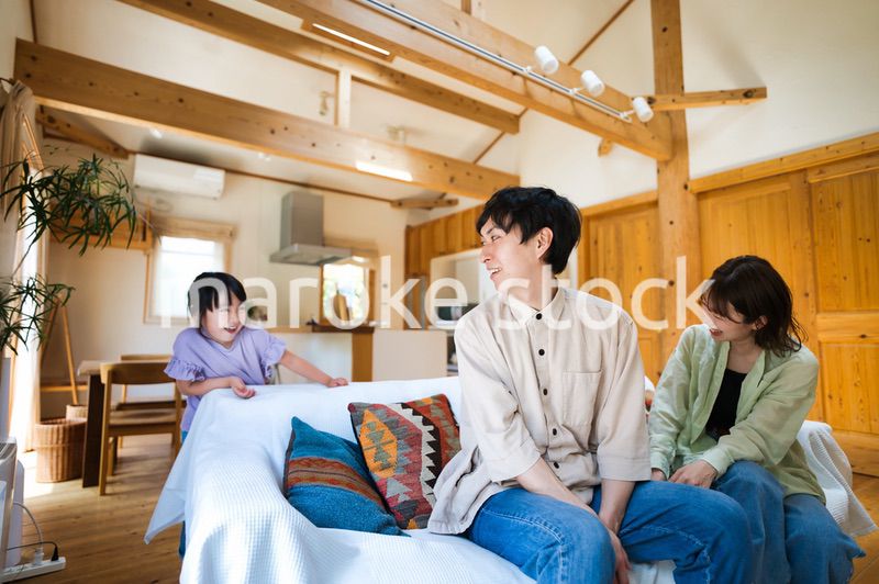 おうちで仲良く遊ぶ幸せなファミリー