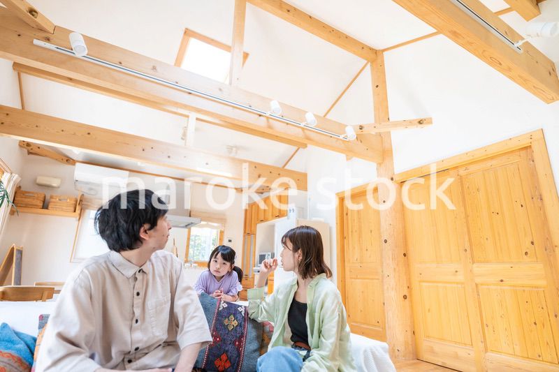 おうちで楽しく過ごす家族