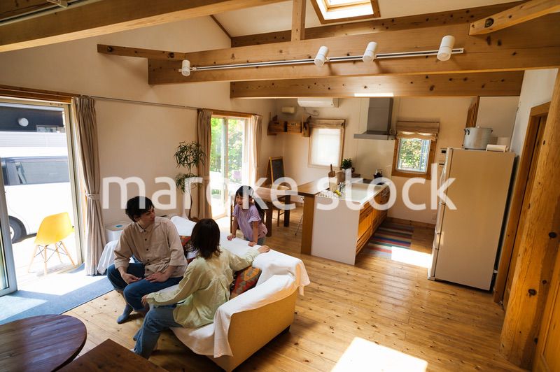 おうちで仲良く遊ぶ幸せなファミリー